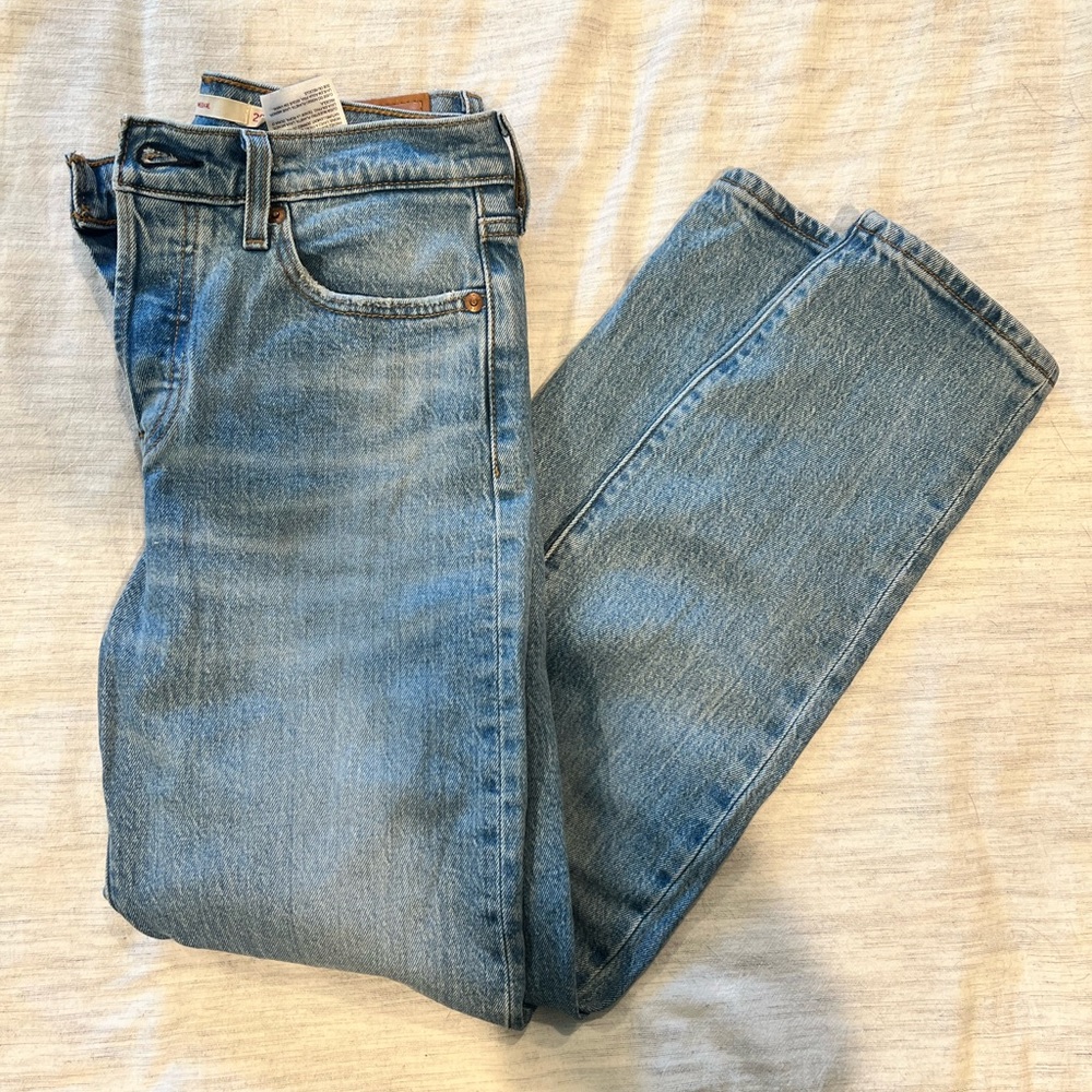 LEVIS medium wash jeans